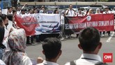 Mereka juga menuntut Kementerian Ketenagakerjaan memanggil manajemen Sriwijaya dan meminta keterangan dari mereka atas indikasi intimidasi yang dilakukan manajemen atas pekerja yang mendukung kerja sama manajemen dengan Garuda Indonesia. (CNNIndonesia/Safir Makki)