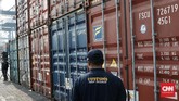 Pemerintah melalui Direktorat Jenderal Bea dan Cukai (DJBC) memulangkan 9 kontainer atau sebesar kurang lebih 135 ton sampah plastik ke Australia di Terminal Peti Kemas Koja, Tanjung Priok, Rabu (18/9/2019). (CNN Indonesia/Andry Novelino)