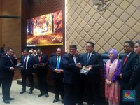 3 Menteri Pamit di DPR, Basuki Main Pantun