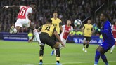 Semifinalis Liga Champions menang secara meyakinkan atas LOSC Lille dengan skor 3-0 di Stadion Johan Cruijff Arena. Gol pembuka dilesakkan Quincy Promes melalui tandukan pada menit 18. (AP Photo/Peter Dejong)