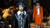 Di shownya kali ini, Prada berusaha untuk menghilangkan stigma bahwa fesyen hanyalah bergantung pada tren dan sekali pakai. (Tiziana FABI / AFP)