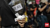 Demonstrasi mahasiswa berlangsung hingga malam hari. Demo ini berimbas pada arus lalu lintas di Jalan Gatot Subroto, depan Gedung DPR. Jalan macet karena tertutup massa aksi. (CNN Indonesia/Adhi Wicaksono)