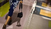 Di koleksi ini, koleksinya sudah bebas bulu. Ini adalah koleksi pertama setelah mengumumkan pada Mei lalu bahwa mereka tak lagi menggunakan bulu dalam busananya. (Tiziana FABI / AFP)