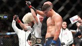 Khabib dinyatakan menang melalui keputusan unanimous dari juri dan merebut sabuk juara UFC kelas ringan. (Ed Mulholland/Getty Images/AFP)