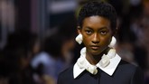 Gaun-gaun dengan siluet romantis terlihat segar, rok payet yang dipadukan dengan kalung kerang terlihat effortles. (Tiziana FABI / AFP)