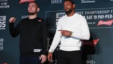 Konferensi pers Khabib Nurmagomedov dan Michael Johnson jelang pertarungan UFC 205 di The Theater at Madison Square Garden, New York City, 9 November 2016. (Michael Reaves/Getty Images/AFP)