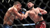Duel sengit Khabib dan Al Iaquinta pada pertarungan UFC 223 kelas ringan di Barclays Center, New York City, 7 April 2018. (Ed Mulholland/Getty Images/AFP)