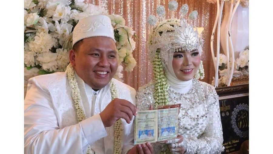 Kali ini pasangan dari Palangkaraya, Kalimantan Tengah yang menikah dan menggunakan saham sebagai mas kawin untuk istri tercintanya.