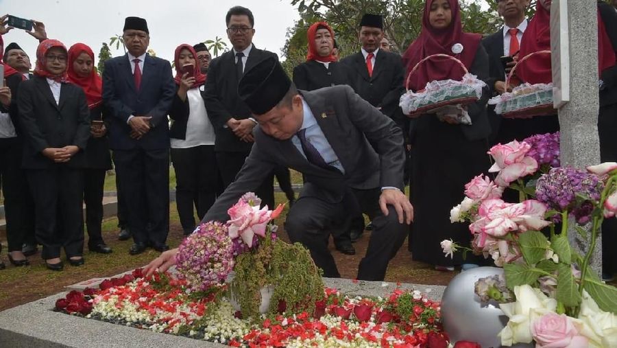 Jonan dan jajaran petinggi ESDM sambangi makam para eks pejabat kementerian tambang dan energi