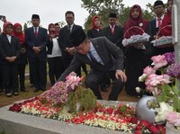 Jonan Ziarah ke Makam Ibnu Sutowo, Ada Apa?