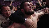 Kerusuhan terjadi usai Khabib mengalahkan McGregor. The Eagle melompati pagar octagon dan menyerang rekan petarung asal Irlandia, Dillon Danis. (AP Photo/John Locher, File)