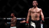 Khabib mengalahkan Johnson dengan kuncian teknik kimura atau mengunci lawan menggunakan kaki dan salah satu ketiak. (Michael Reaves/Getty Images /AFP)