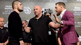 Konferensi pers pertarungan Khabib Nurmagomedov vs Conor McGregor di Radio City Music Hall, New York City, 20 September 2018. Suasana sempat panas karena McGregor kerap melontarkan ejekan rasialis dan agama. (Steven Ryan/Getty Images/AFP)