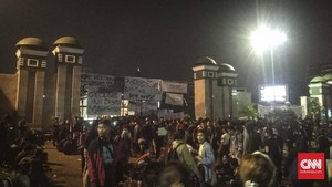 Demo Mahasiswa di Gedung DPR Ricuh, Massa Berusaha Tutup Tol