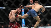 Khabib sempat menangkap tendangan Al Iaquinta, namun lawannya itu berhasil melepaskan diri. (Ed Mulholland/Getty Images/AFP)