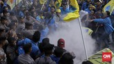 Polisi juga sempat mengamankan tiga orang dari massa PMII setelah melihat sejumlah pedemo menaiki tembok bangunan bertuliskan 'Komisi Pemberantasan Korupsi'. (CNN Indonesia / Adhi Wicaksono).