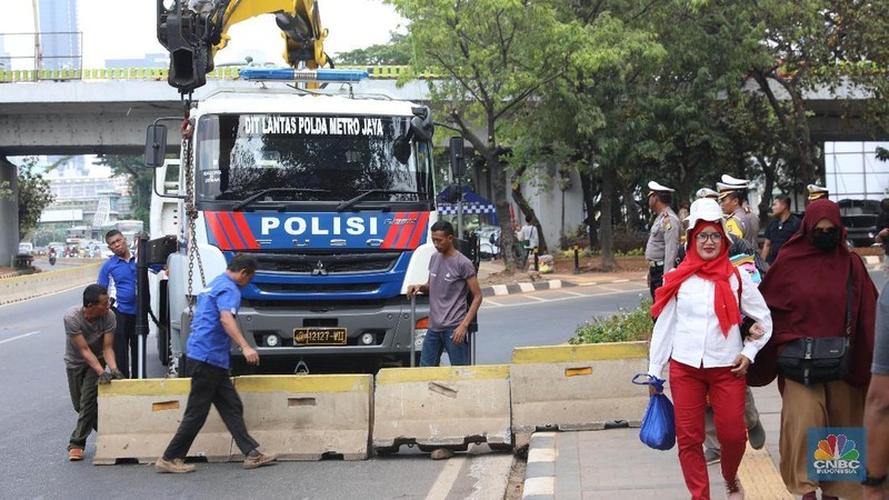 Penutupan jalan untuk mengantisipasi kegiatan penyampain pendapat atau aksi di depan DPR/MPR.