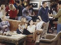 Mengenang 8 Benda Ikonis 'Friends', Sofa hingga Bingkai Emas