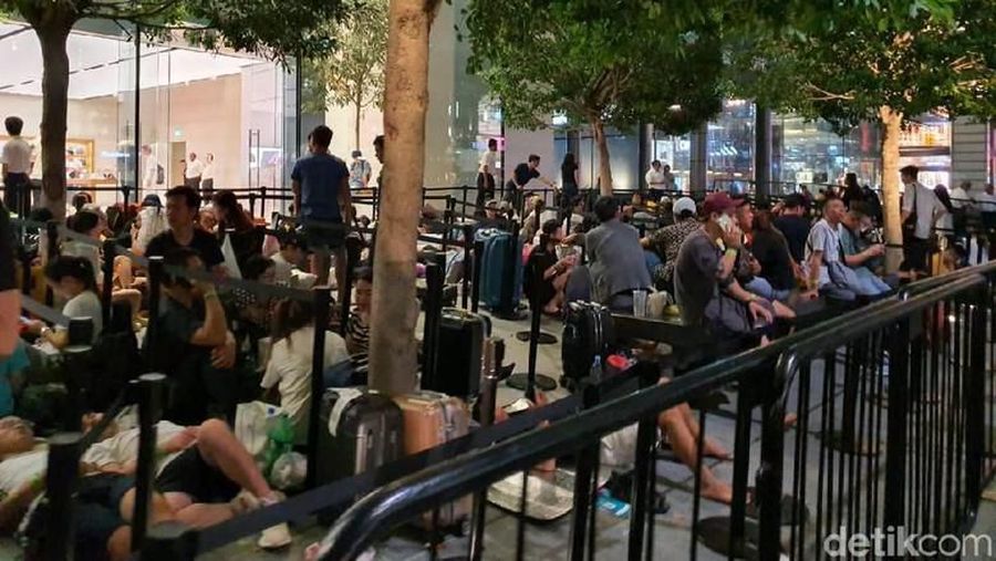 Ada adegan serupa di toko Ginza dan Marunouchi Apple di Jepang, di mana pelanggan sudah mengantre untuk mendapatkan perangkat iPhone 11 terbaru itu.