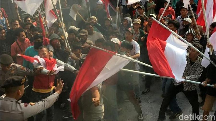 Massa menuntut agar anggota Komisioner KPK periode 2015-2019 yang dipimpin Agus Rahardjo segera mundur.