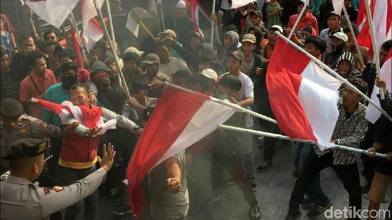 Massa menuntut agar anggota Komisioner KPK periode 2015-2019 yang dipimpin Agus Rahardjo segera mundur.