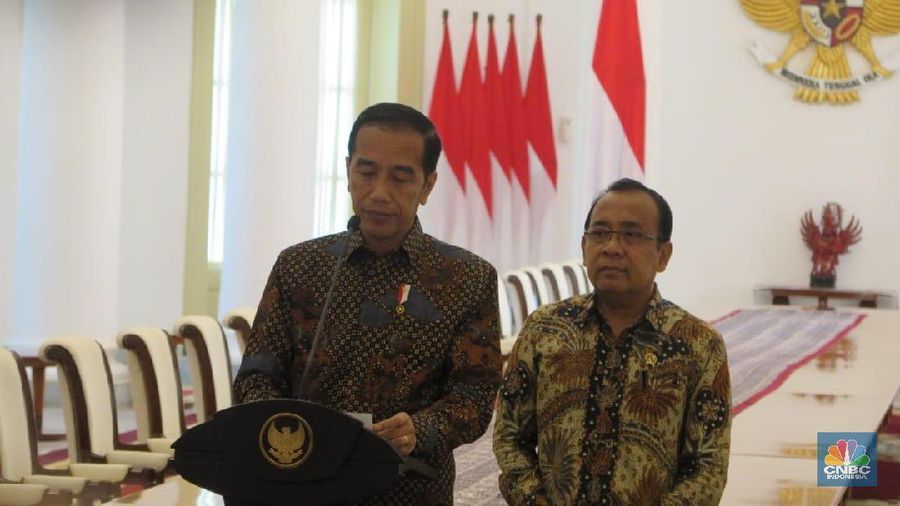 Presiden Joko Widodo (Jokowi) memberikan keterangan pers di RSPAD Gatot Subroto usai menjenguk Menkopolhukam Wiranto.