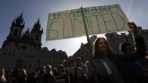 Pada Mei lalu, sebanyak 1,4 juta anak-anak di seluruh dunia melakukan hal serupa Thunberg sebagai bentuk solidaritas. (AP Photo/Petr David Josek)
