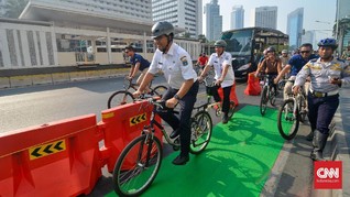 Uji Coba 7 Jalur Sepeda, Anies Baswedan Gowes ke Kantor