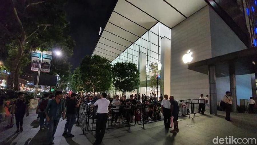 Ada adegan serupa di toko Ginza dan Marunouchi Apple di Jepang, di mana pelanggan sudah mengantre untuk mendapatkan perangkat iPhone 11 terbaru itu.