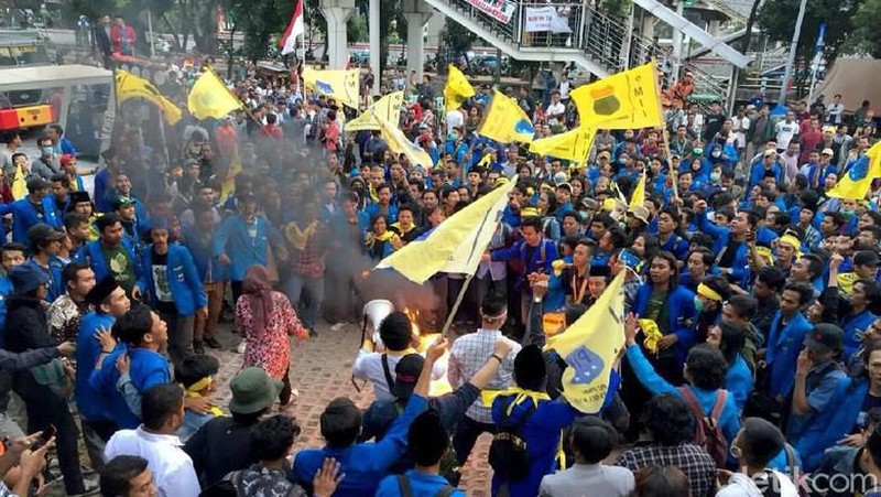 Massa menuntut agar anggota Komisioner KPK periode 2015-2019 yang dipimpin Agus Rahardjo segera mundur.