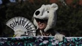 Kali ini, Global Climate Strike tak hanya diikuti oleh anak-anak dan pelajar. Para pegiat yang bergabung juga mendorong orang dewasa untuk ikut berdemo. (AP Photo/Petr David Josek)
