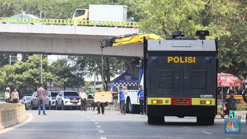 Penutupan jalan untuk mengantisipasi kegiatan penyampain pendapat atau aksi di depan DPR/MPR.