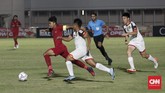Gol pembuka Timnas Indonesia U-16 dicetak Ahmad Athallah lewat eksekusi penalti dan berakhir dengan kemenangan 8-0 atas Brunei. (CNNIndonesia/Safir Makki)
