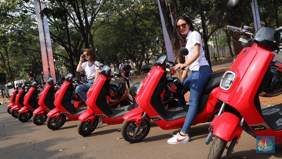 Konvoi kendaraan listrik ini menjadi rangkaian penyelenggaraan balap mobil Formula E