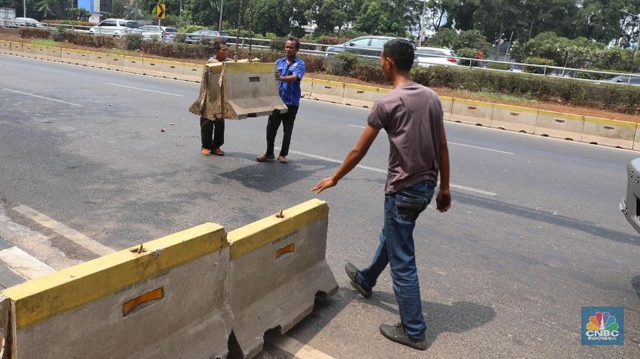 Penutupan jalan untuk mengantisipasi kegiatan penyampain pendapat atau aksi di depan DPR/MPR.