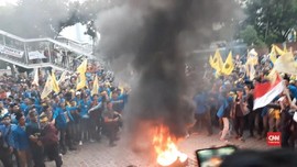 VIDEO: Massa PMII Bakar Ban di Depan Gedung KPK