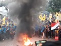 VIDEO: Massa PMII Bakar Ban di Depan Gedung KPK