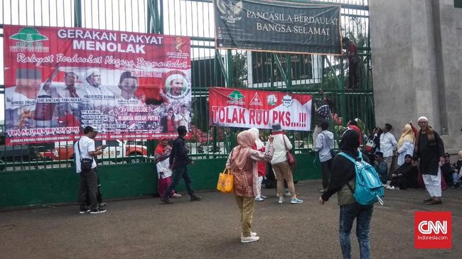 Demo Tolak RUU PKS Puluhan Emak emak Mulai Datangi DPR