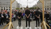Gerakan ini pertama kali terinspirasi dari seorang pelajar sekaligus aktivis cilik asal Swedia, Greta Thunberg. Ia mulai menggelar