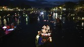 Orang-orang melepaskan lentera kertas dari atas perahu dalam festival di sungai Thu Bon, di Hoi An, situs UNESCO, Vietnam. (AFP/Manan Vatsyayana)