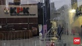 Juru bicara KPK Febri Diansyah merespons pedemo yang menuntut Agus Rahardjo Cs mundur. Kata Febri, sebelum ada keputusan dari Presiden Jokowi, Agus Rahardjo Cs tetap sah mengambil semua kebijakan di tubuh KPK. (CNN Indonesia / Adhi Wicaksono).