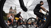 Para peserta festival sepeda melewati Red Square di pusat Moskow. (AFP/Alexander Nemenov)