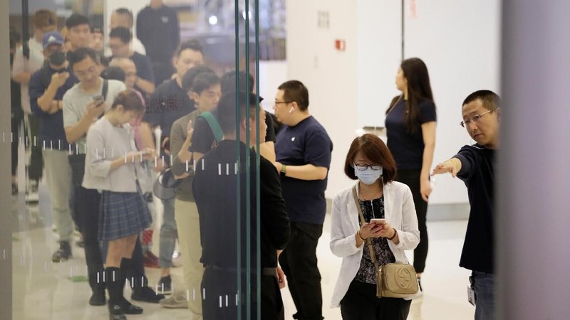 Ada adegan serupa di toko Ginza dan Marunouchi Apple di Jepang, di mana pelanggan sudah mengantre untuk mendapatkan perangkat iPhone 11 terbaru itu.