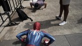 Seorang pria berkostum Spider-man melakukan push-up di Tokyo Game Show, di Chiba, dekat Tokyo, Jepang. (AP/Jae C. Hong)