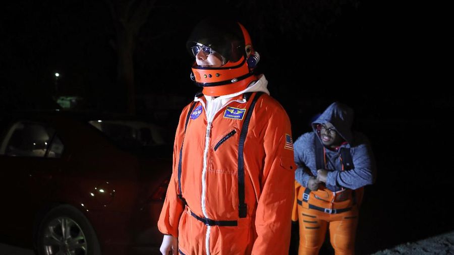 Para peserta yang mengenakan pakaian luar angkasa dan kostum bertema alien saat 'storm' Area 51. (REUTERS / Jim Urquhart)