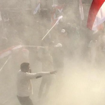 Aksi Massa di Depan Gedung KPK, Bakar Ban Hingga Lempar Telur