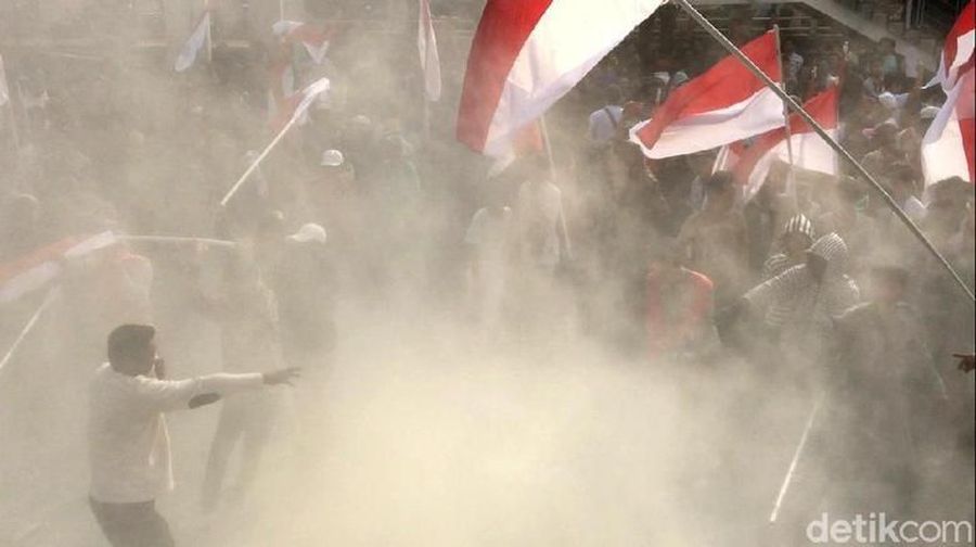 Massa menuntut agar anggota Komisioner KPK periode 2015-2019 yang dipimpin Agus Rahardjo segera mundur.