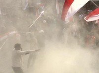 Aksi Massa di Depan Gedung KPK, Bakar Ban Hingga Lempar Telur