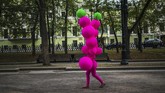 Pemain sirkus berjalan di sebuah taman di pusat Kota Moskow. (AFP/Dimitar Dilkoff)