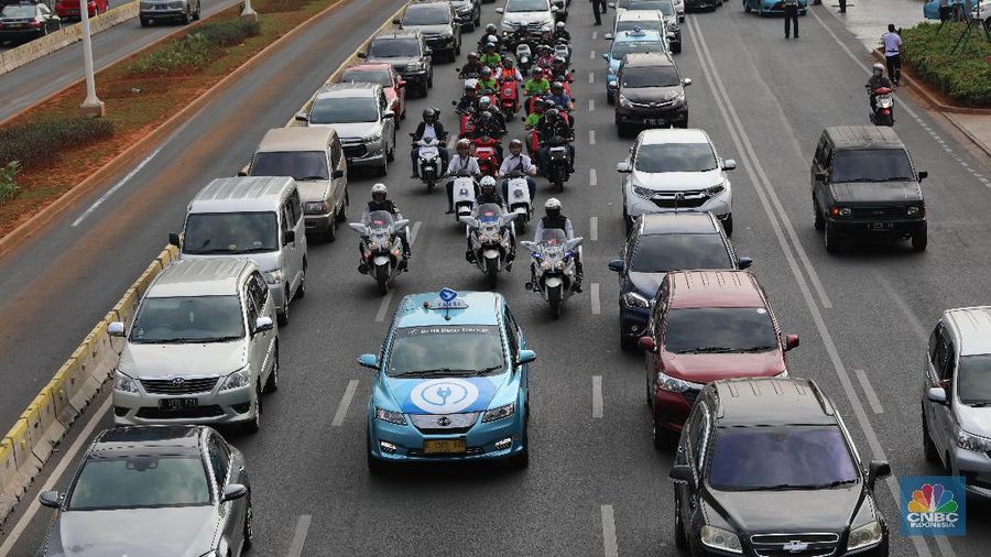 Gubernur DKI Jakarta Anies Baswedan menyapa media saat di dalam mobil kendaraan listrik yang melintas di kawasan Jenderal Sudirman, Jakarta, Jumat (20/9).  Pemerintah provinsi DKI jakarta melaksakan kegiatan Konvoi Kendaraan Listrik dalam rangka menyambut Formula E 2020. Kendaraan konvoi dimulai dari Parkir Timur Gelora Bung Karno (GBK) menuju Monumen Nasional (Monas), Jakarta Pusat. Rute konvoi kendaraan listrik dimulai dari Parkir Timur Senayan keluar melalui pintu FX Sudirman di Jl. Pintu 1 Senayan - Jl. Jenderal Sudirman - Jl. M.H. Thamrin - belok kanan di Bundaran Patung Kuda Arjuna Wiwaha dan berakhir masuk ke Monas melalui pintu Silang Monas Barat Daya.